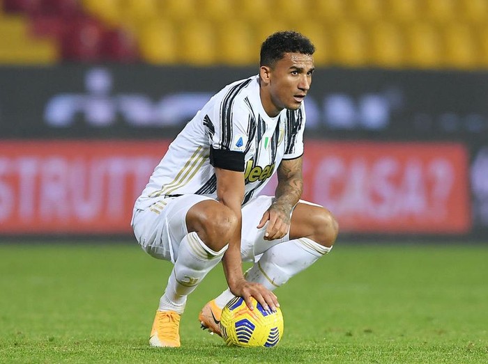 BENEVENTO, ITALY - NOVEMBER 28: Danilo of Juventus looks on after the Serie A match between Benevento Calcio and Juventus at Stadio Ciro Vigorito on November 28, 2020 in Benevento, Italy. (Photo by Francesco Pecoraro/Getty Images)