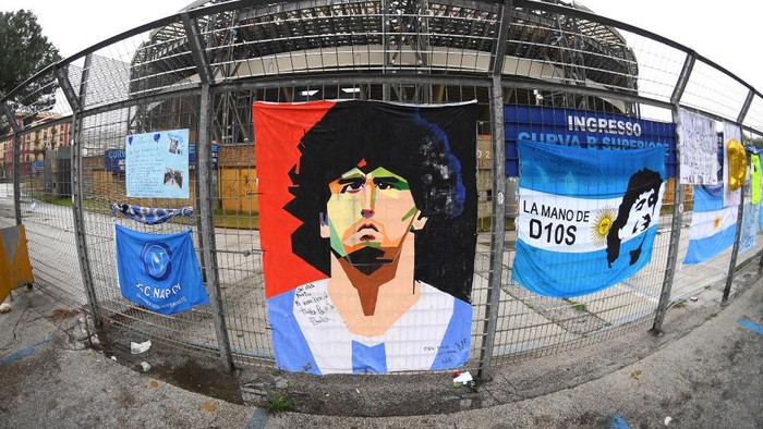 NAPLES, ITALY - NOVEMBER 29: Tributes are seen to the deceased Diego Maradona outside the stadium prior to the Serie A match between SSC Napoli and AS Roma at Stadio San Paolo on November 29, 2020 in Naples, Italy. Sporting stadiums around Italy remain under strict restrictions due to the Coronavirus Pandemic as Government social distancing laws prohibit fans inside venues resulting in games being played behind closed doors. (Photo by Francesco Pecoraro/Getty Images)