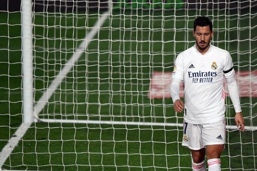 Real Madrid's Belgian forward Eden Hazard leaves the pitch during the Spanish League football match between Real Madrid and Deportivo Alaves at the Alfredo Di Stefano stadium in Madrid, on November 28, 2020. (Photo by PIERRE-PHILIPPE MARCOU / AFP)