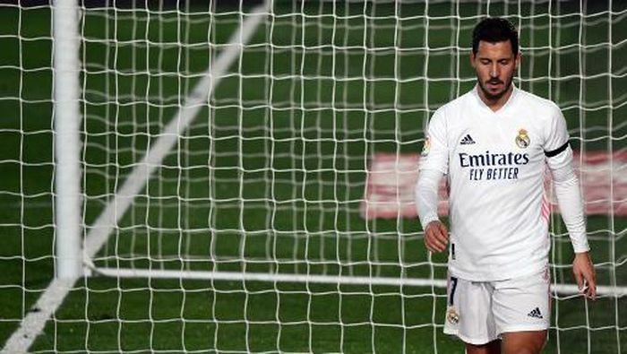 Eden Hazard Real Madrids Belgian forward Eden Hazard leaves the pitch during the Spanish League football match between Real Madrid and Deportivo Alaves at the Alfredo Di Stefano stadium in Madrid, on November 28, 2020. (Photo by PIERRE-PHILIPPE MARCOU / AFP)