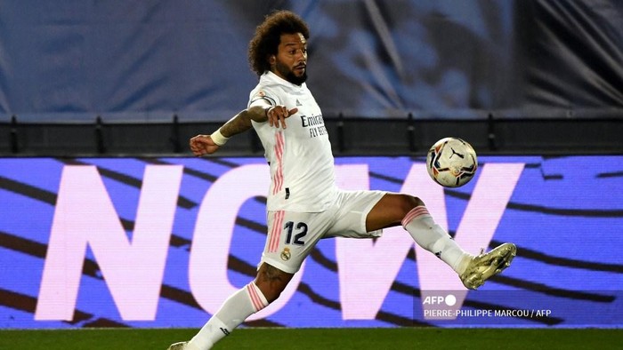 Real Madrids Brazilian defender Marcelo controls the ball during the Spanish League football match between Real Madrid and Deportivo Alaves at the Alfredo Di Stefano stadium in Madrid, on November 28, 2020. (Photo by PIERRE-PHILIPPE MARCOU / AFP)