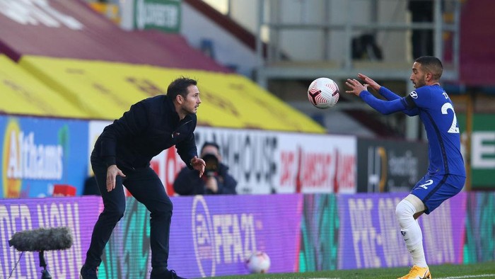 BURNLEY, ENGLAND - OCTOBER 31: Frank Lampard, Manager of Chelsea passes the ball to Hakim Ziyech of Chelsea  during the Premier League match between Burnley and Chelsea at Turf Moor on October 31, 2020 in Burnley, England. Sporting stadiums around the UK remain under strict restrictions due to the Coronavirus Pandemic as Government social distancing laws prohibit fans inside venues resulting in games being played behind closed doors. (Photo by Alex Livesey/Getty Images)