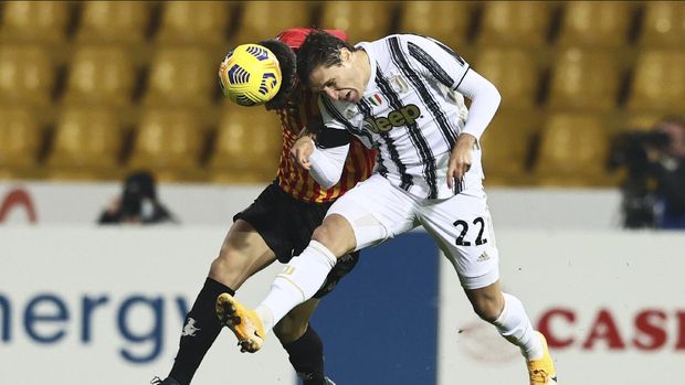 Juventus's Federico Chiesa heads the ball during the Italian Serie A match between Benevento and Juventus at the Vigorito stadium in Benevento, Italy, Saturday, Nov. 28, 2020. (Alessandro Garofalo/LaPresse via AP)