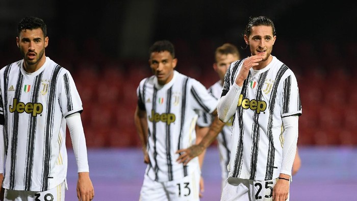 BENEVENTO, ITALY - NOVEMBER 28: Adrien Rabiot of Juventus stands disappointed during the Serie A match between Benevento Calcio and Juventus at Stadio Ciro Vigorito on November 28, 2020 in Benevento, Italy. (Photo by Francesco Pecoraro/Getty Images)