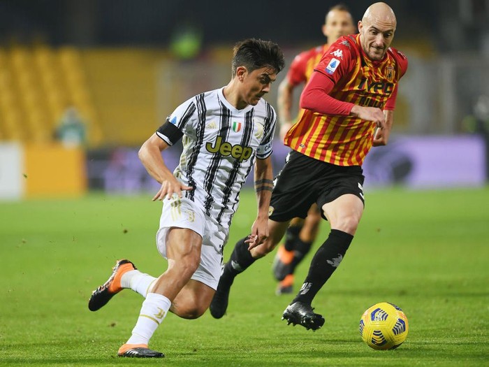 BENEVENTO, ITALY - NOVEMBER 28: Paulo Dybala of Juventus vies with Luca Caldirola of Benevento Calcio during the Serie A match between Benevento Calcio and Juventus at Stadio Ciro Vigorito on November 28, 2020 in Benevento, Italy. (Photo by Francesco Pecoraro/Getty Images)