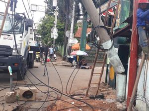 Kabel Sempat Melintang di Jl Matraman, Polisi: Sudah Diperbaiki-Lalin Lancar Kabel Sempat Melintang di Jl Matraman, Polisi: Sudah Diperbaiki-Lalin Lancar