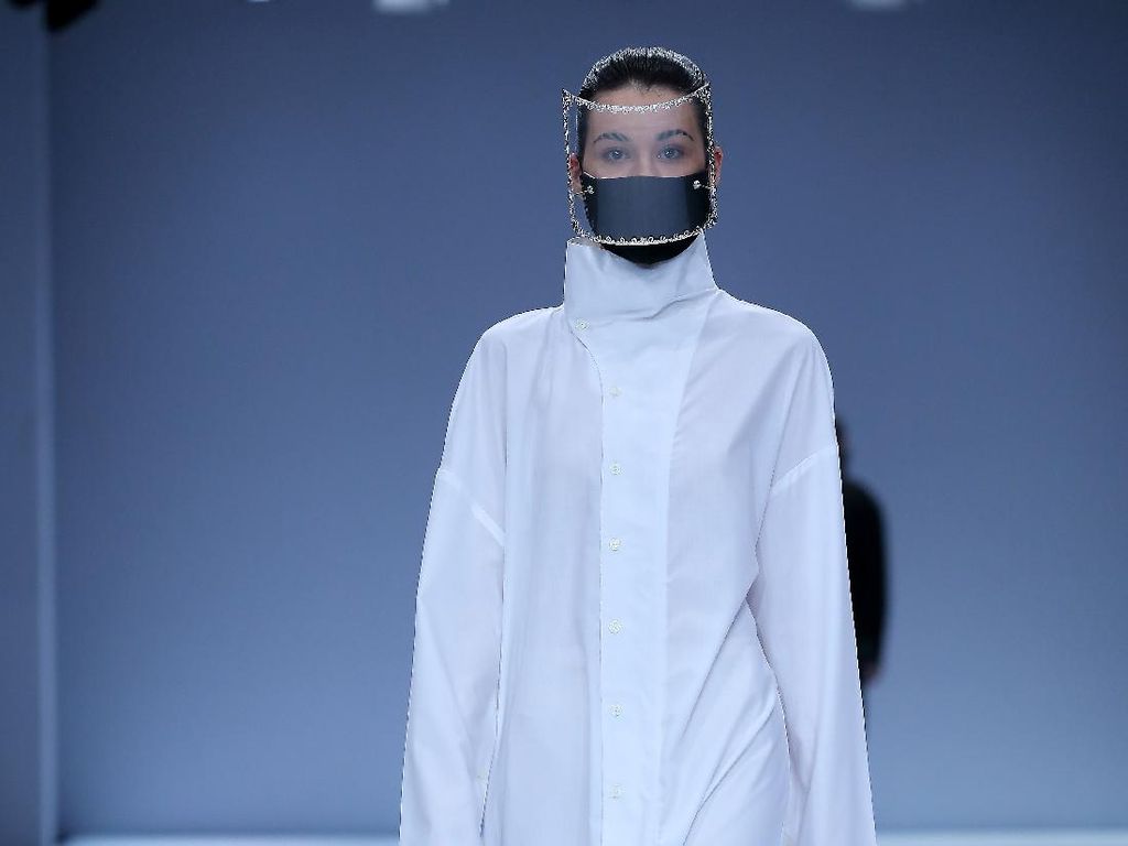 8 Masker dan Face Shield Futuristis Rinaldy Yunardi di Jakarta Fashion Week
