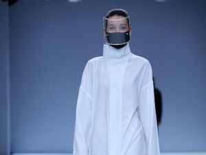 8 Masker dan Face Shield Futuristis Rinaldy Yunardi di Jakarta Fashion Week 8 Masker dan Face Shield Futuristis Rinaldy Yunardi di Jakarta Fashion Week