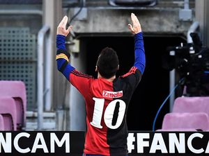 Cara Messi Kenang Maradona: Gocek 3 Pemain, Bikin Gol, Pakai Jersey El D10s Cara Messi Kenang Maradona: Gocek 3 Pemain, Bikin Gol, Pakai Jersey El D10s