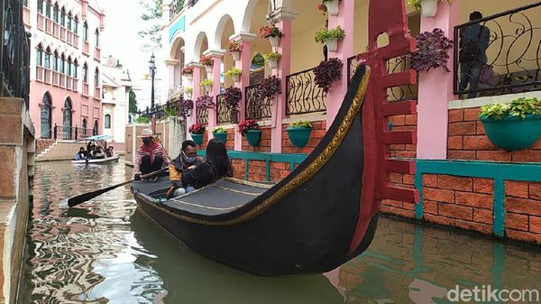 Foto: Little Venice Bogor, Seru-seruan Mendayung di Kanal