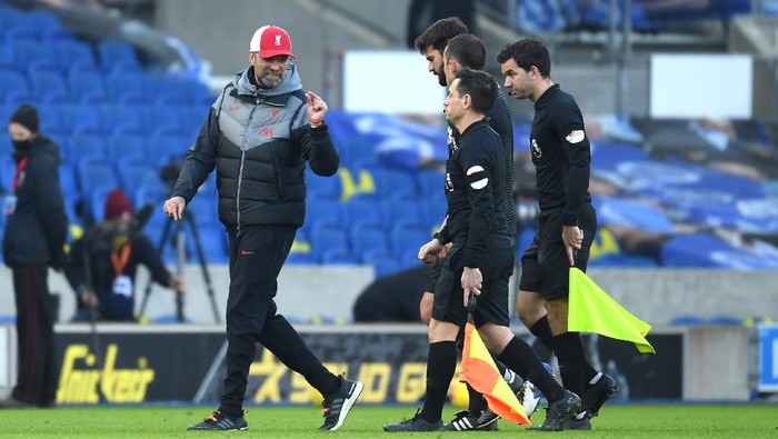 BRIGHTON, ENGLAND - NOVEMBER 28: Jurgen Klopp, Manager of Liverpool talks to referee Stuart Attwell after the Premier League match between Brighton & Hove Albion and Liverpool at American Express Community Stadium on November 28, 2020 in Brighton, England. Sporting stadiums around the UK remain under strict restrictions due to the Coronavirus Pandemic as Government social distancing laws prohibit fans inside venues resulting in games being played behind closed doors. (Photo by Mike Hewitt/Getty Images)