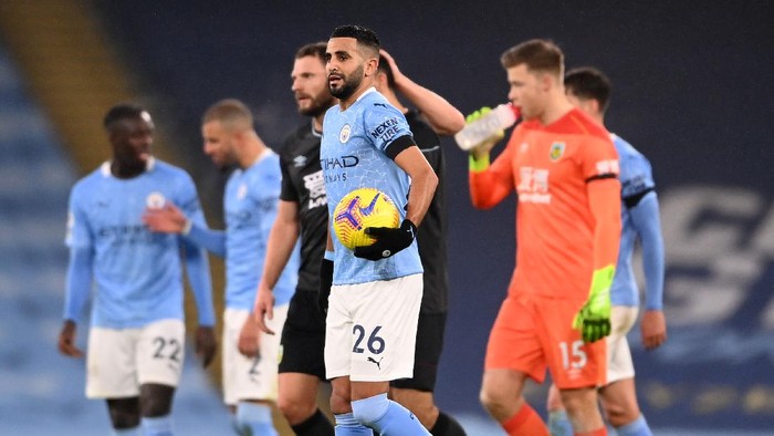 MANCHESTER, ENGLAND - NOVEMBER 28: Riyad Mahrez of Manchester City is seen with the match ball after scoring a hat-trick during the Premier League match between Manchester City and Burnley at Etihad Stadium on November 28, 2020 in Manchester, England. Sporting stadiums around the UK remain under strict restrictions due to the Coronavirus Pandemic as Government social distancing laws prohibit fans inside venues resulting in games being played behind closed doors. (Photo by Laurence Griffiths/Getty Images)
