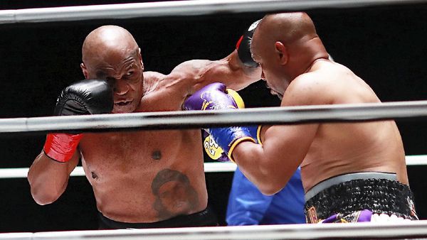 Naik Ring Lagi, Begini Aksi Mike Tyson Lawan Roy Jones Jr