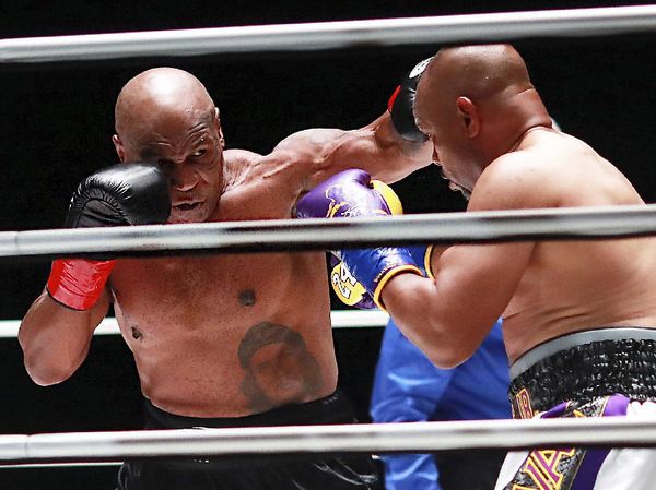 Naik Ring Lagi, Begini Aksi Mike Tyson Lawan Roy Jones Jr