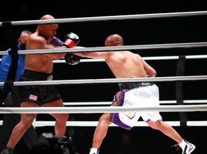 Mike Tyson Vs Roy Jones Jr Berakhir Tanpa Pemenang Mike Tyson Vs Roy Jones Jr Berakhir Tanpa Pemenang