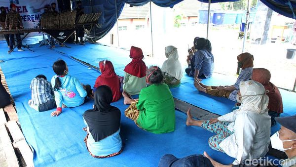 Musik Angklung Hibur Pengungsi Merapi