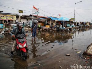 Pelabuhan Kali Adem Kembali Terendam Banjir Rob