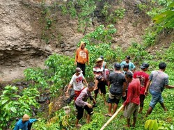 Polsek Pekat Evakuasi Jasad Bocah Tergelincir dari Tebing 20 Meter
