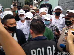 Polisi Datang, Laskar FPI Jaga Ketat Rumah Habib Rizieq di Petamburan