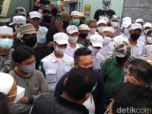 Panas FPI Vs Polisi di Petamburan Saat HRS Dapat Surat Panggilan Panas FPI Vs Polisi di Petamburan Saat HRS Dapat Surat Panggilan