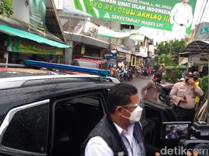 Polisi Datangi Rumah Habib Rizieq di Petamburan, Ada Apa?