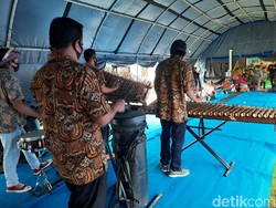 Seniman Angklung Hibur Pengungsi Gunung Merapi