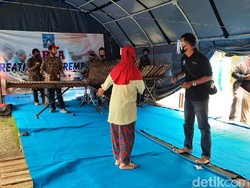 Saat Seniman Angklung Malioboro Hibur Pengungsi Gunung Merapi