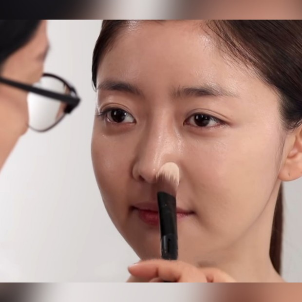 Set wajah dengan bedak secukupnya agar tidak terlihat tebal/Foto: Youtube/JUNGSAEMMOOL Aplikasikan K-style drama makeup look bersama MUA Jung Saem Mool