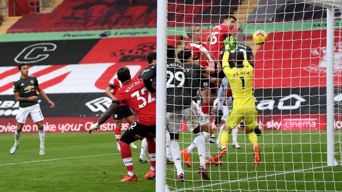 SOUTHAMPTON, ENGLAND - NOVEMBER 29: Jan Bednarek of Southampton scores their teams first goal during the Premier League match between Southampton and Manchester United at St Marys Stadium on November 29, 2020 in Southampton, England. Sporting stadiums around the UK remain under strict restrictions due to the Coronavirus Pandemic as Government social distancing laws prohibit fans inside venues resulting in games being played behind closed doors. (Photo by Mike Hewitt/Getty Images)