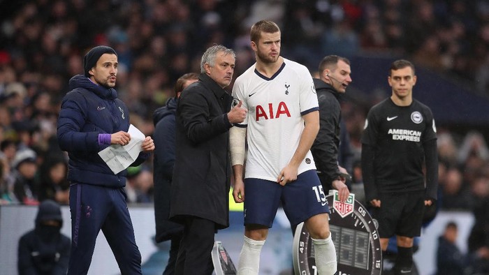 LONDON, ENGLAND - DECEMBER 26: Tottenham Hotspur Manager Jose Mourinho talks with Eric Dier during the Premier League match between Tottenham Hotspur and Brighton & Hove Albion at Tottenham Hotspur Stadium on December 26, 2019 in London, United Kingdom. (Photo by Catherine Ivill/Getty Images)