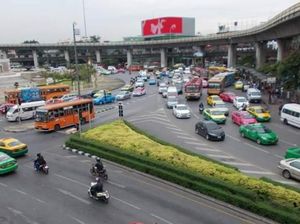 Suasana Kesibukan di Sekitar Victory Monument Bangkok