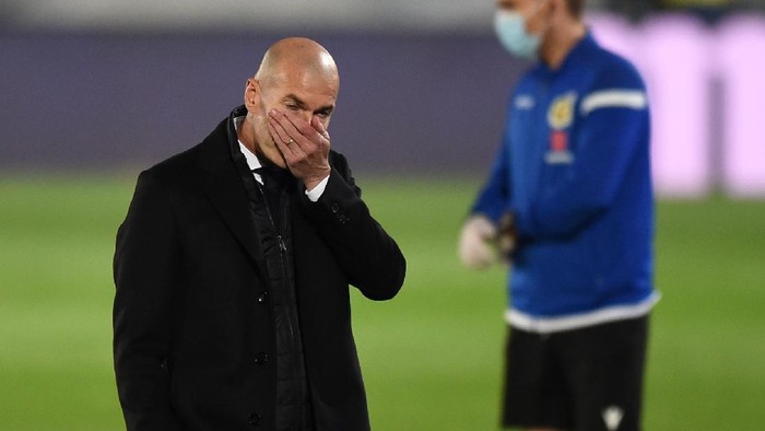 MADRID, SPAIN - NOVEMBER 28: Zinedine Zidane, Head Coach of Real Madrid reacts during the La Liga Santander match between Real Madrid and Deportivo Alaves at Estadio Santiago Bernabeu on November 28, 2020 in Madrid, Spain. Football Stadiums around Europe remain empty due to the Coronavirus Pandemic as Government social distancing laws prohibit fans inside venues resulting in fixtures being played behind closed doors. (Photo by Denis Doyle/Getty Images)
