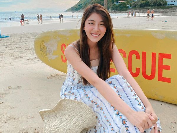 10 Potret Manis Smile Parada, Pemeran Serial Thailand I Told Sunset About You