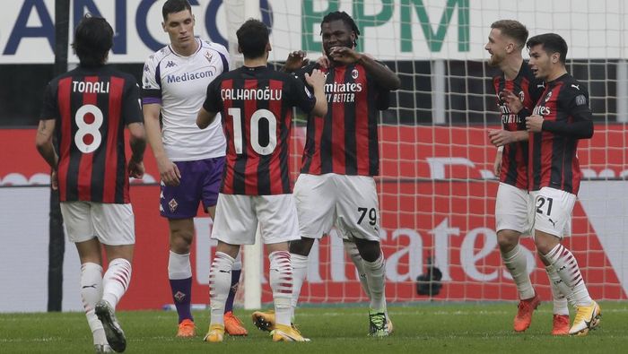 ac milan liga italia serie a ac milan vs fiorentina franck kessie AC Milans Franck Kessie, center, celebrates after scoring his sides second goal during a Serie A soccer match between AC Milan and Fiornentina, at the San Siro stadium in Milan, Italy, Sunday, Nov. 29, 2020. (AP Photo/Luca Bruno)
