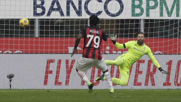AC Milan's Franck Kessie scores his side's second goal from a penalty shot during a Serie A soccer match between AC Milan and Fiornentina, at the San Siro stadium in Milan, Italy, Sunday, Nov. 29, 2020. (AP Photo/Luca Bruno)