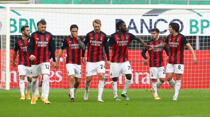 AC Milan MILAN, ITALY - NOVEMBER 29: Franck Kessie of A.C. Milan celebrates with teammates after scoring their teams second goal from the penalty spot during the Serie A match between AC Milan and ACF Fiorentina at Stadio Giuseppe Meazza on November 29, 2020 in Milan, Italy. Sporting stadiums around Italy remain under strict restrictions due to the Coronavirus Pandemic as Government social distancing laws prohibit fans inside venues resulting in games being played behind closed doors. (Photo by Marco Luzzani/Getty Images)