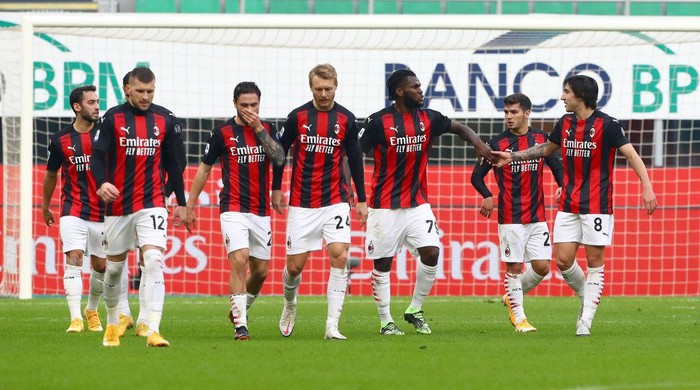 MILAN, ITALY - NOVEMBER 29: Franck Kessie of A.C. Milan celebrates with teammates after scoring their teams second goal from the penalty spot during the Serie A match between AC Milan and ACF Fiorentina at Stadio Giuseppe Meazza on November 29, 2020 in Milan, Italy. Sporting stadiums around Italy remain under strict restrictions due to the Coronavirus Pandemic as Government social distancing laws prohibit fans inside venues resulting in games being played behind closed doors. (Photo by Marco Luzzani/Getty Images)
