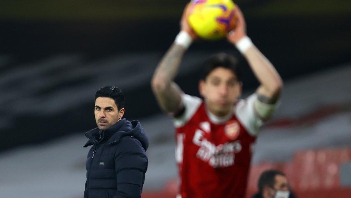 LONDON, ENGLAND - NOVEMBER 29: Mikel Arteta, Manager of Arsenal looks on as Hector Bellerin of Arsenal takes a throw in during the Premier League match between Arsenal and Wolverhampton Wanderers at Emirates Stadium on November 29, 2020 in London, England. Sporting stadiums around the UK remain under strict restrictions due to the Coronavirus Pandemic as Government social distancing laws prohibit fans inside venues resulting in games being played behind closed doors. (Photo by Julian Finney/Getty Images)
