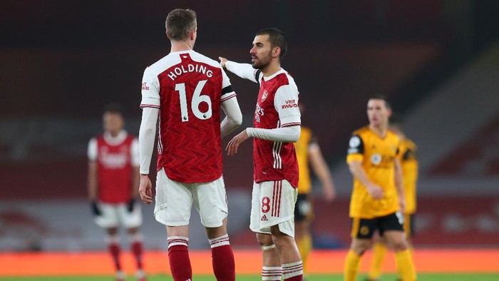 LONDON, ENGLAND - NOVEMBER 29: Dani Ceballos of Arsenal talks to Rob Holding of Arsenal during the Premier League match between Arsenal and Wolverhampton Wanderers at Emirates Stadium on November 29, 2020 in London, England. Sporting stadiums around the UK remain under strict restrictions due to the Coronavirus Pandemic as Government social distancing laws prohibit fans inside venues resulting in games being played behind closed doors. (Photo by Catherine Ivill/Getty Images)