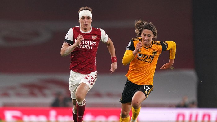 LONDON, ENGLAND - NOVEMBER 29: David Luiz of Arsenal runs with the ball whilst under pressure from Fabio Silva of Wolverhampton Wanderers during the Premier League match between Arsenal and Wolverhampton Wanderers at Emirates Stadium on November 29, 2020 in London, England. Sporting stadiums around the UK remain under strict restrictions due to the Coronavirus Pandemic as Government social distancing laws prohibit fans inside venues resulting in games being played behind closed doors. (Photo by John Walton - Pool/Getty Images)