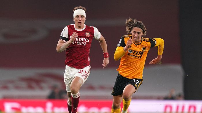 Arsenal vs Wolverhampton LONDON, ENGLAND - NOVEMBER 29: David Luiz of Arsenal runs with the ball whilst under pressure from Fabio Silva of Wolverhampton Wanderers during the Premier League match between Arsenal and Wolverhampton Wanderers at Emirates Stadium on November 29, 2020 in London, England. Sporting stadiums around the UK remain under strict restrictions due to the Coronavirus Pandemic as Government social distancing laws prohibit fans inside venues resulting in games being played behind closed doors. (Photo by John Walton - Pool/Getty Images)
