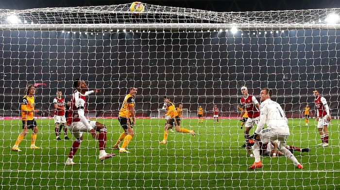 LONDON, ENGLAND - NOVEMBER 29: Pedro Neto of Wolverhampton Wanderers scores their sides first goal past Bernd Leno of Arsenal during the Premier League match between Arsenal and Wolverhampton Wanderers at Emirates Stadium on November 29, 2020 in London, England. Sporting stadiums around the UK remain under strict restrictions due to the Coronavirus Pandemic as Government social distancing laws prohibit fans inside venues resulting in games being played behind closed doors. (Photo by Julian Finney/Getty Images)