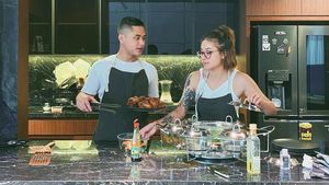 Romantisnya Awkarin dan Sabian Tama saat Masak Berdua