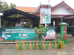 Warga Bojonegoro Terkepung Banjir, Pemdes Bagikan Nasi Bungkus