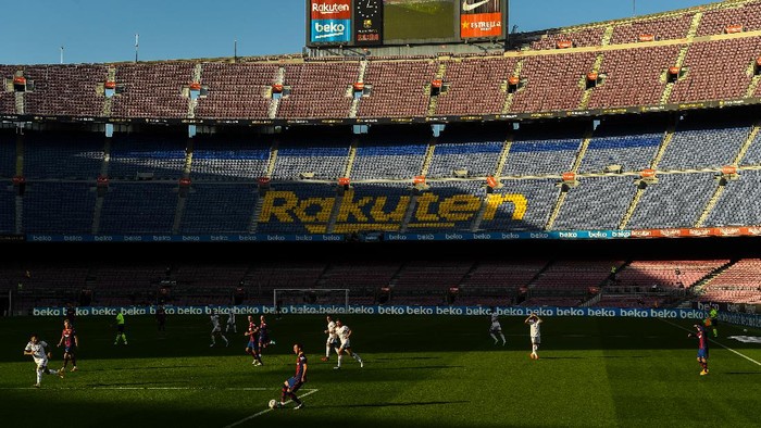 BARCELONA, SPAIN - NOVEMBER 29: General view of the action during the La Liga Santader match between FC Barcelona and C.A. Osasuna at Camp Nou on November 29, 2020 in Barcelona, Spain. (Photo by David Ramos/Getty Images)
