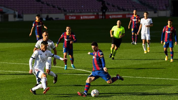 Barcelona BARCELONA, SPAIN - NOVEMBER 29: Lionel Messi of FC Barcelona kicks the ball during the La Liga Santader match between FC Barcelona and C.A. Osasuna at Camp Nou on November 29, 2020 in Barcelona, Spain. (Photo by David Ramos/Getty Images)