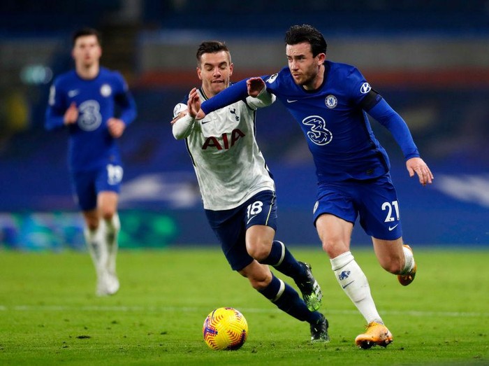 LONDON, ENGLAND - NOVEMBER 29: Ben Chilwell of Chelsea battles for possession with  Giovani Lo Celso of Tottenham Hotspur  during the Premier League match between Chelsea and Tottenham Hotspur at Stamford Bridge on November 29, 2020 in London, England. Sporting stadiums around the UK remain under strict restrictions due to the Coronavirus Pandemic as Government social distancing laws prohibit fans inside venues resulting in games being played behind closed doors. (Photo by Matthew Childs - Pool/Getty Images)