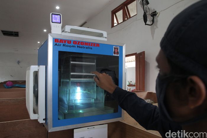 Anggota Tagana menunjukkan alat pembersih udara yang dipasang di Barak Pengungsian Glagaharjo, Sleman, Yogyakarta, Senin (30/11/2020). Alat pembersih udara tersebut berfungsi untuk mencegah persebaran COVID-19 melalui udara diruangan pengungsian.