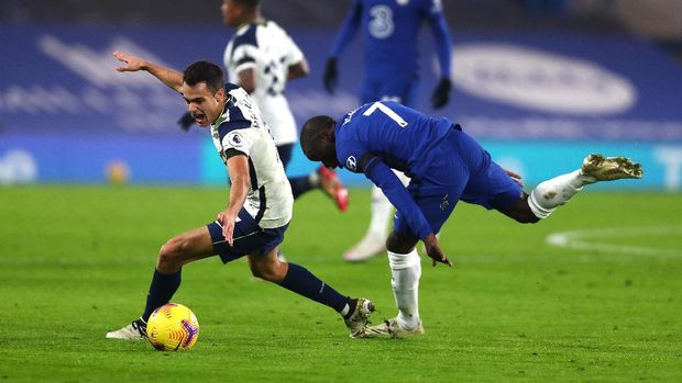 LONDON, Inggris - 29 November: Sergio Regulon dari Tottenham Hotspur dan Enkolo Conte dari Chelsea memperebutkan bola selama pertandingan Liga Premier antara Chelsea dan Tottenham Hotspur pada 29 November 2020 di Stamford Bridge, London, Inggris.  Stadion di sekitar Inggris berada di bawah batasan ketat karena infeksi virus korona karena undang-undang jarak sosial pemerintah membatasi penggemar untuk memasuki tempat, yang mengakibatkan permainan dimainkan secara tertutup.  (Foto oleh Clive Rose / Getty Images)