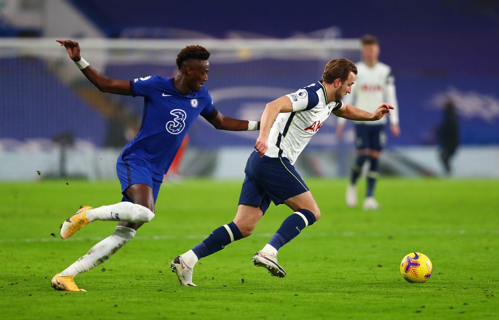 LONDON, ENGLAND - NOVEMBER 29: Harry Kane of Tottenham Hotspur is chased by Tammy Abraham of Chelsea during the Premier League match between Chelsea and Tottenham Hotspur at Stamford Bridge on November 29, 2020 in London, England.  Sports stadiums across the UK remain under strict restrictions due to the coronavirus pandemic, as government social distancing laws prohibit fans within venues, causing games to be played behind closed doors.  (Photo by Clive Rose / Getty Images)